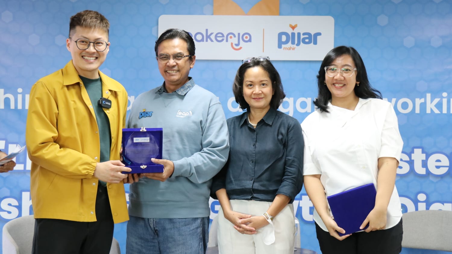 Pijar Indonesia meminjamkan 10 unit laptop sebagai fasilitas peserta untuk mengikuti pembelajaran dan pelatihan prakerja