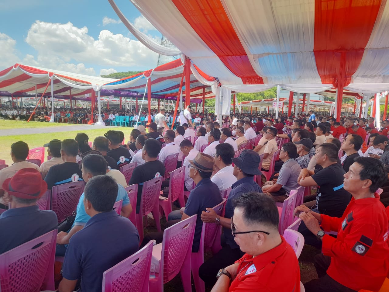 Ribuan pria kaum bapa dari Sinode Gereja Masehi Injili di Minahasa menghadiri  ibadah puncak Hari Persatuan Pria Kaum Bapa 