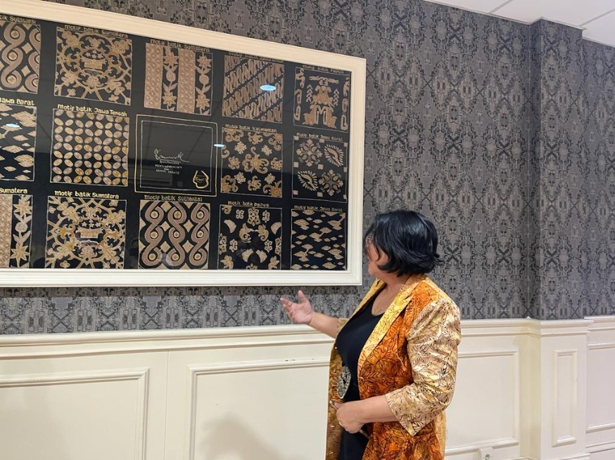 Henny Christiningsih, pemilik Rolupat Batik dan Butik, menjelaskan tentang motif batik dalam bingkai