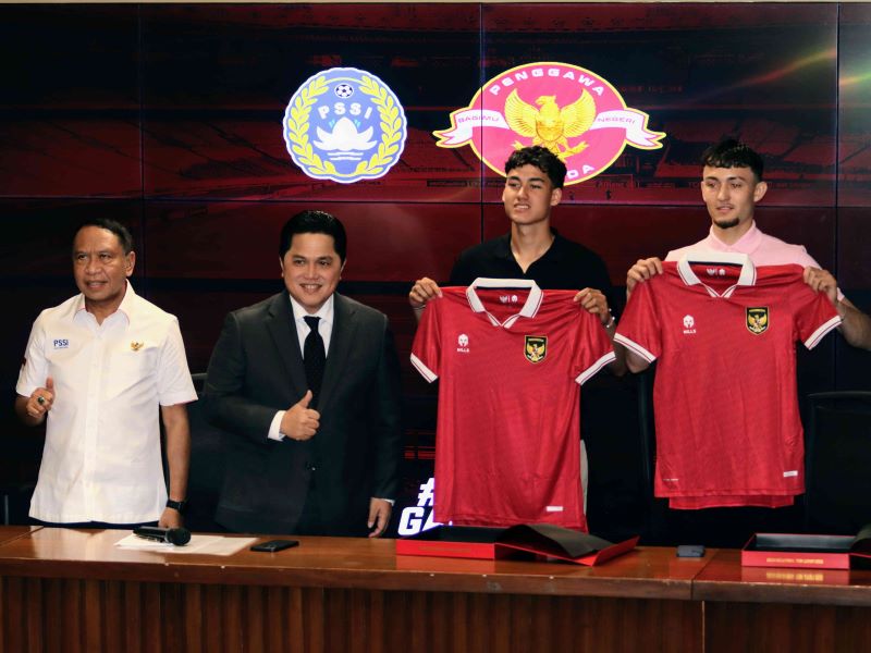 Wakil Ketua Umum PSSI Zainudin Amali, Ketua Umum PSSI Erick Thohir, pemain naturalisasi Rafael Struick dan Ivar Jenner