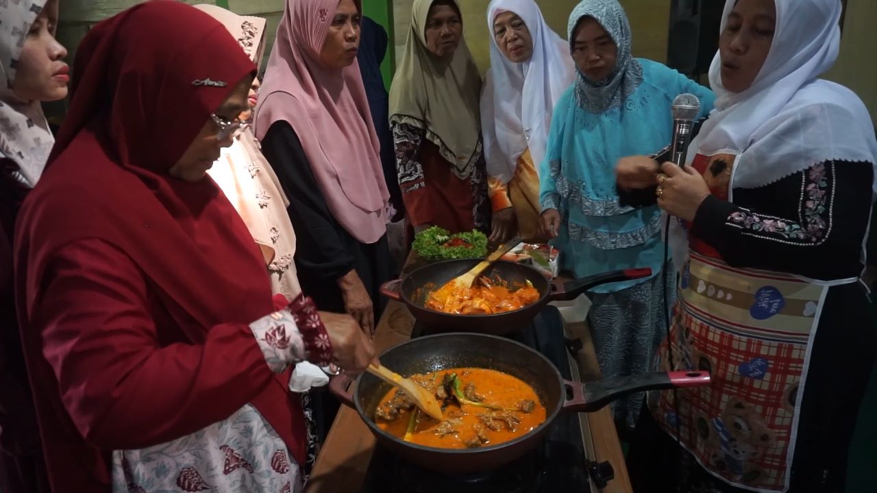Pelatihan membuat rendang yang digelar Kiai Muda Jatim di Tuban