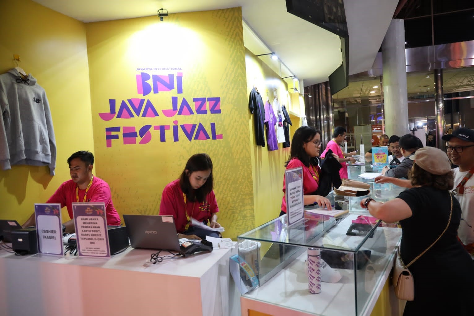 Merchandise BNI Java Jazz Festival 2023 Para pengunjung berburu Merchandise BNI Java Jazz Festival 2023, Sabtu (3/6/2023).
