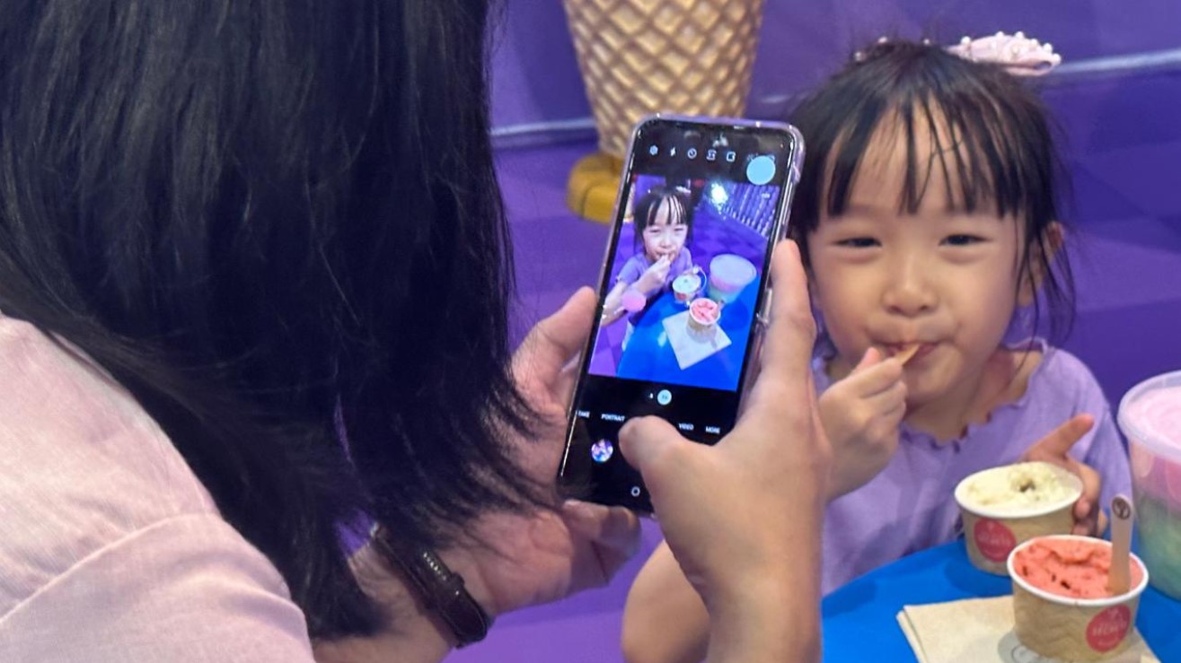 Pengunjung beraktivitas di Sweet Icescape Mall Kelapa Gading