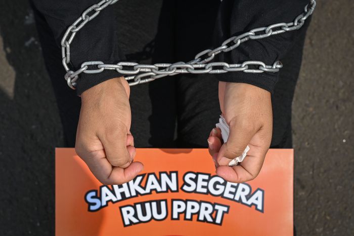 Aktivis Koalisi Sipil Untuk Undang-Undang Perlindungan Pekerja Rumah Tangga (PRT) melakukan aksi teatrikal di depan kompleks DPR