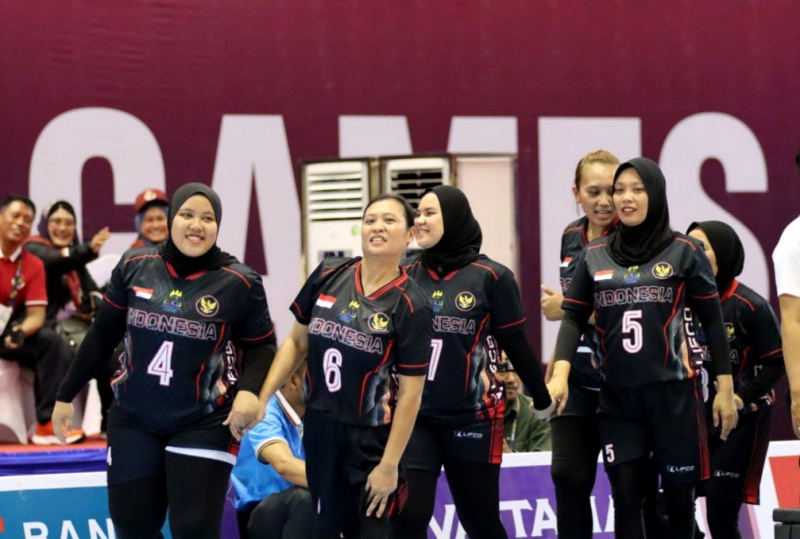 Tim voli duduk Indonesia bergembira seusai membungkam Kamboja pada final ASEAN Para Games (APG) 2023 Kamboja, Rabu (7/6).