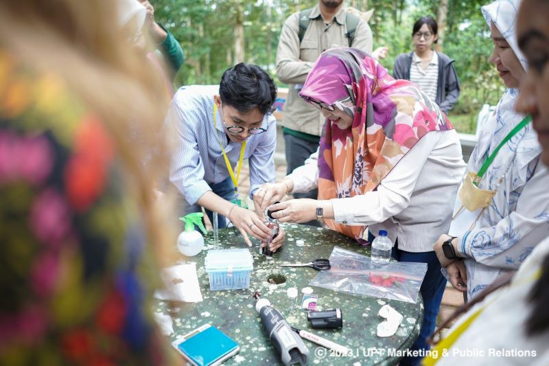 Salah satu peserta saat mempraktikkan metode Rames pada kegiatan training dan workshop, di Kebun Raya Eka Karya, Bedugul, Bali.