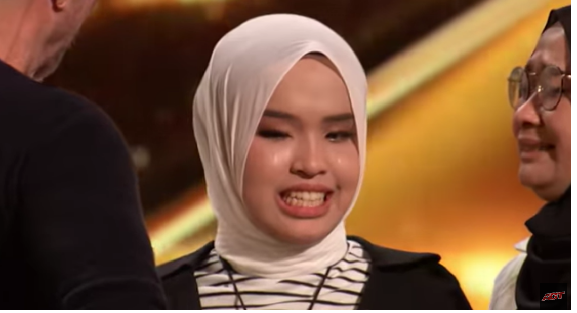 Putri Ariani peraih Golden Buzzer dari Simon Cowell di America's Got Talent 2023.