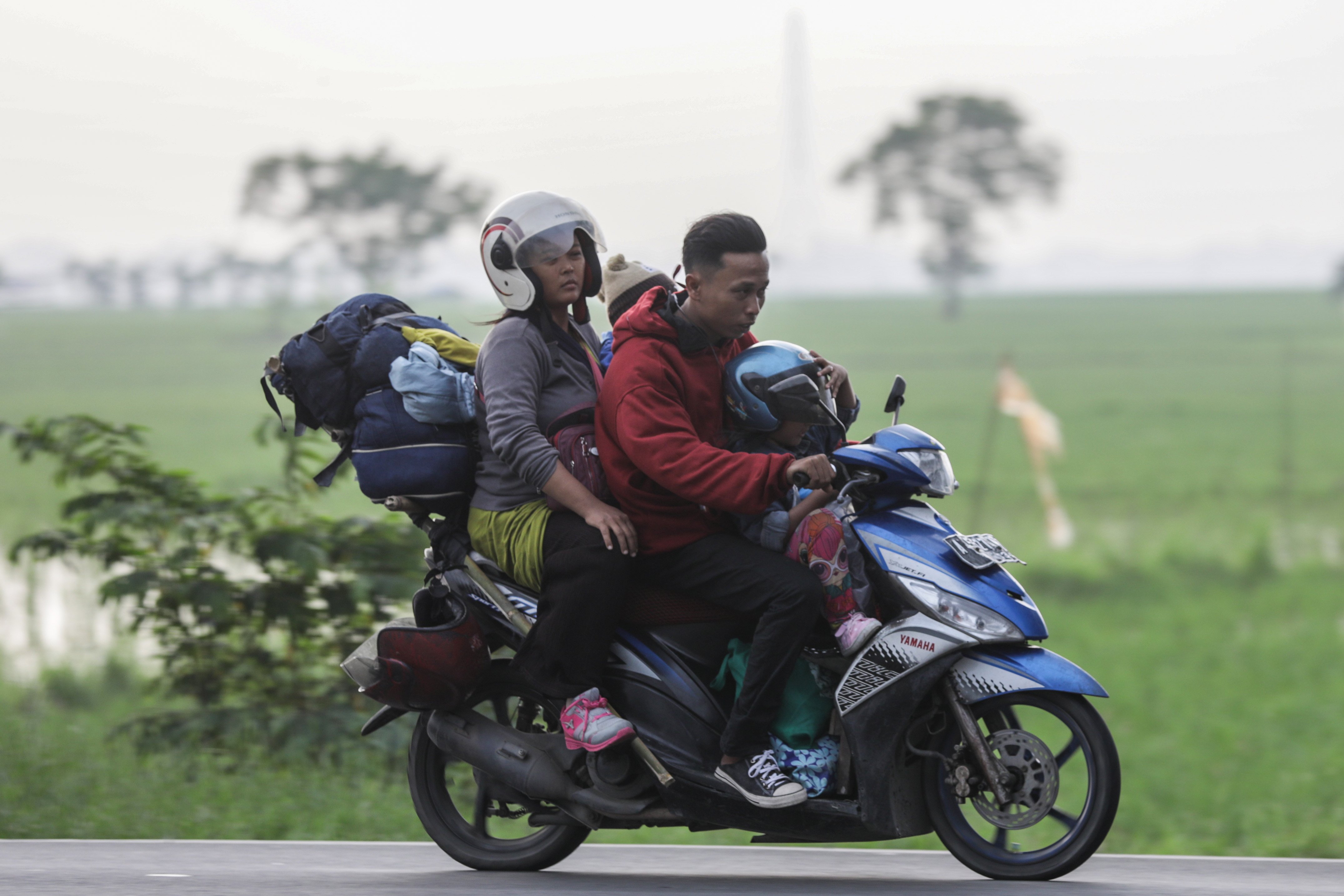 Pemudik sepeda motor membawa anak melintas di Jalan Pantura, Sukasari, Kabupaten Subang Jawa Barat, Rabu (19/4/2023). 