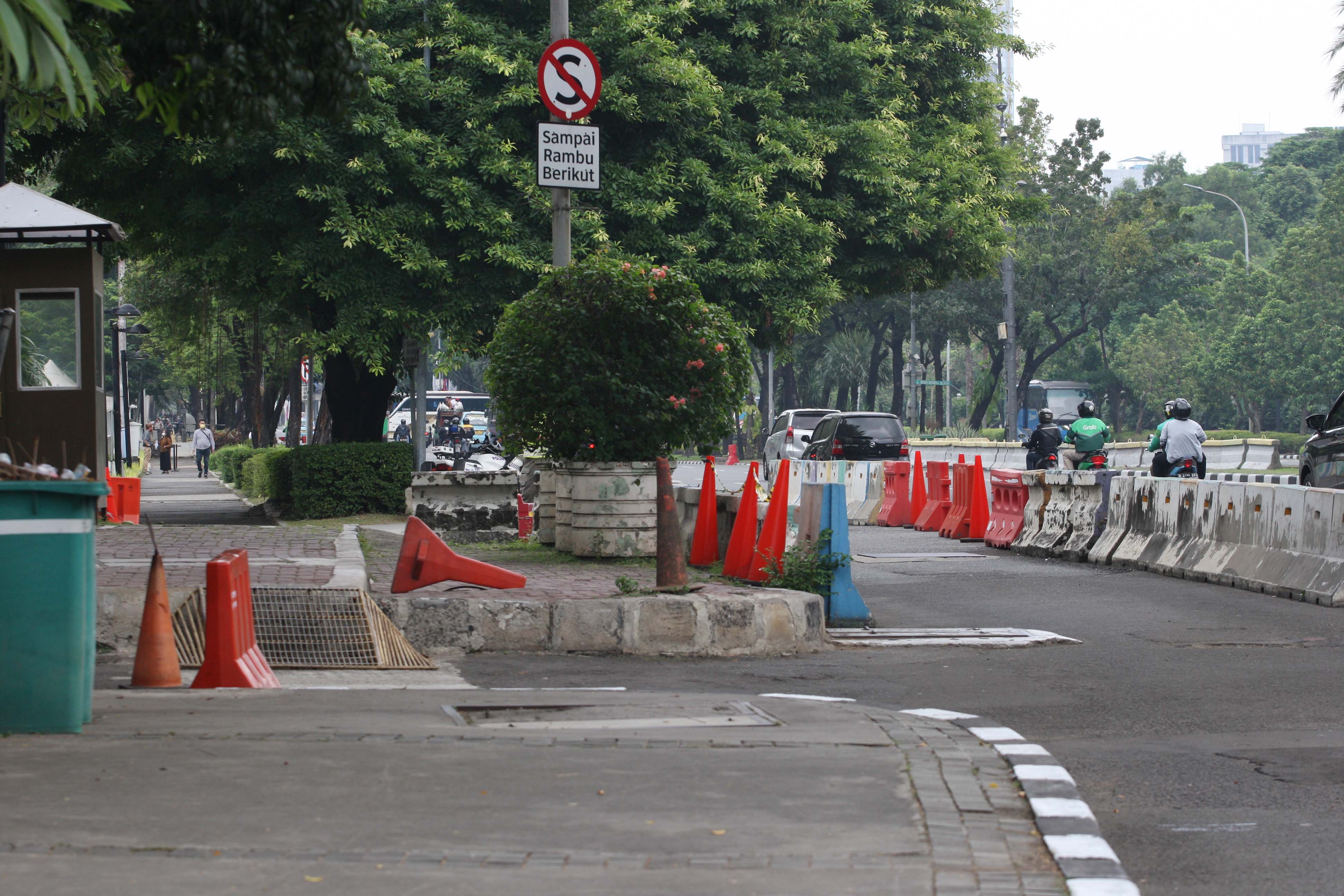  Kondisi di depan Kedutaan Besar AS yang dipasang beton dan con hingga menutupi trotoar dan bahu jalan
