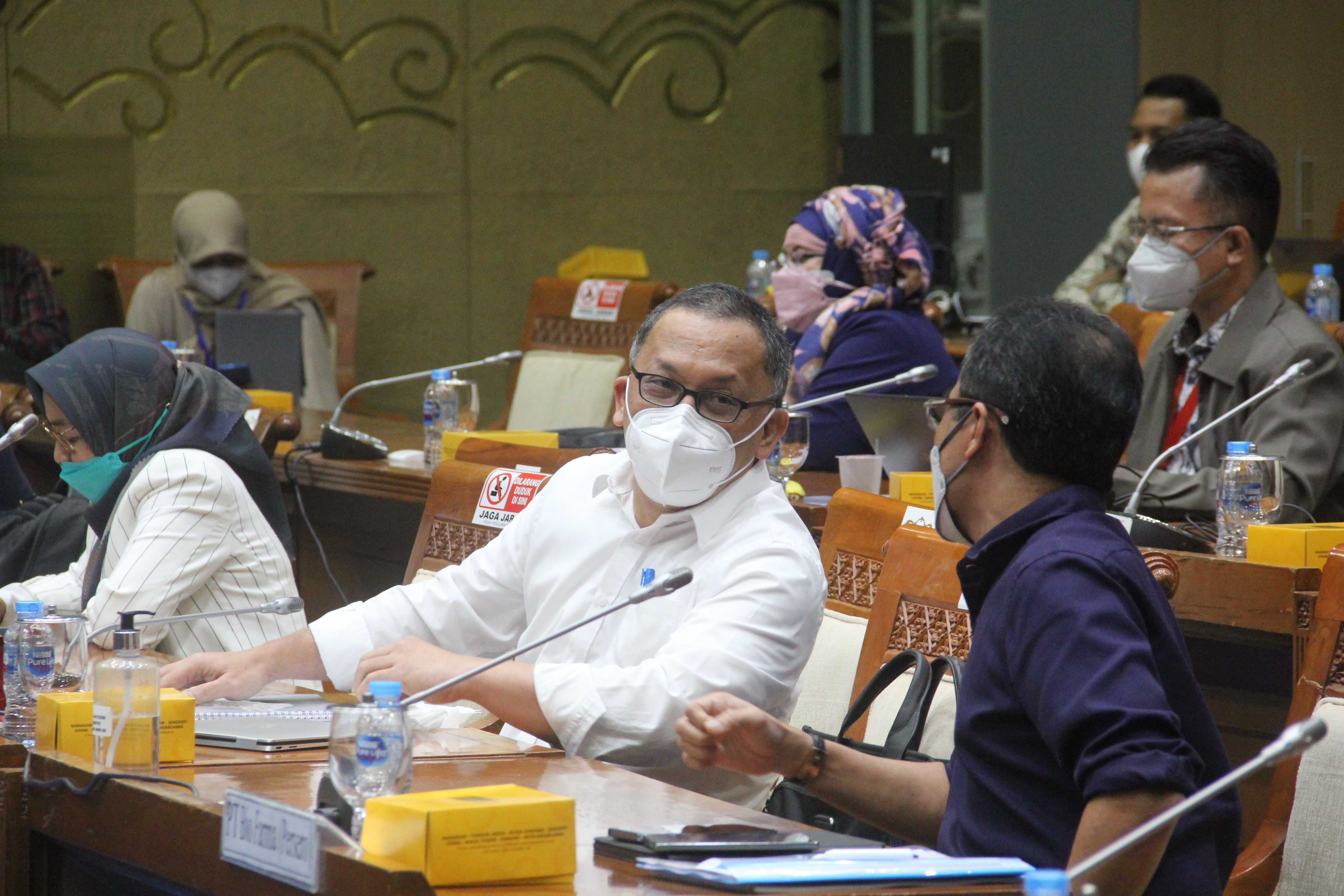 Kepala BRIN Laksana Tri Handoko (tengah) saat mengikuti rapat dengar pendapat dengan Komisi VII DPR di Gedung Nusantara I