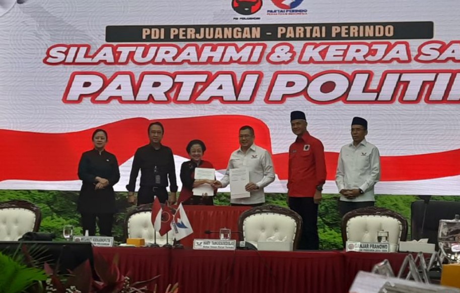 Ketua Umum PDI Perjuangan Megawati Soekarnoputri dan Ketua Umum Perindo Hary Tanoesoedibjo usai menandatangani MoU, Jumat (9/6). 