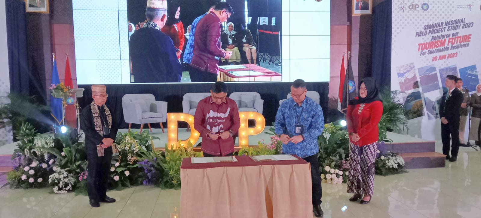 Pembukaan seminar nasional hasil studi lapangan mahasiswa Poltekpar NHI Bandung