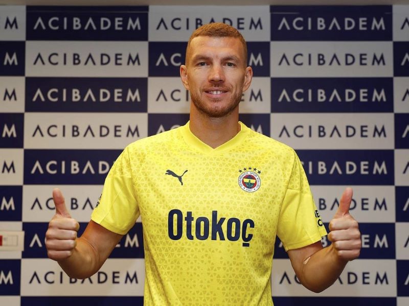 Penyerang anaya Fenerbahce Edin Dzeko