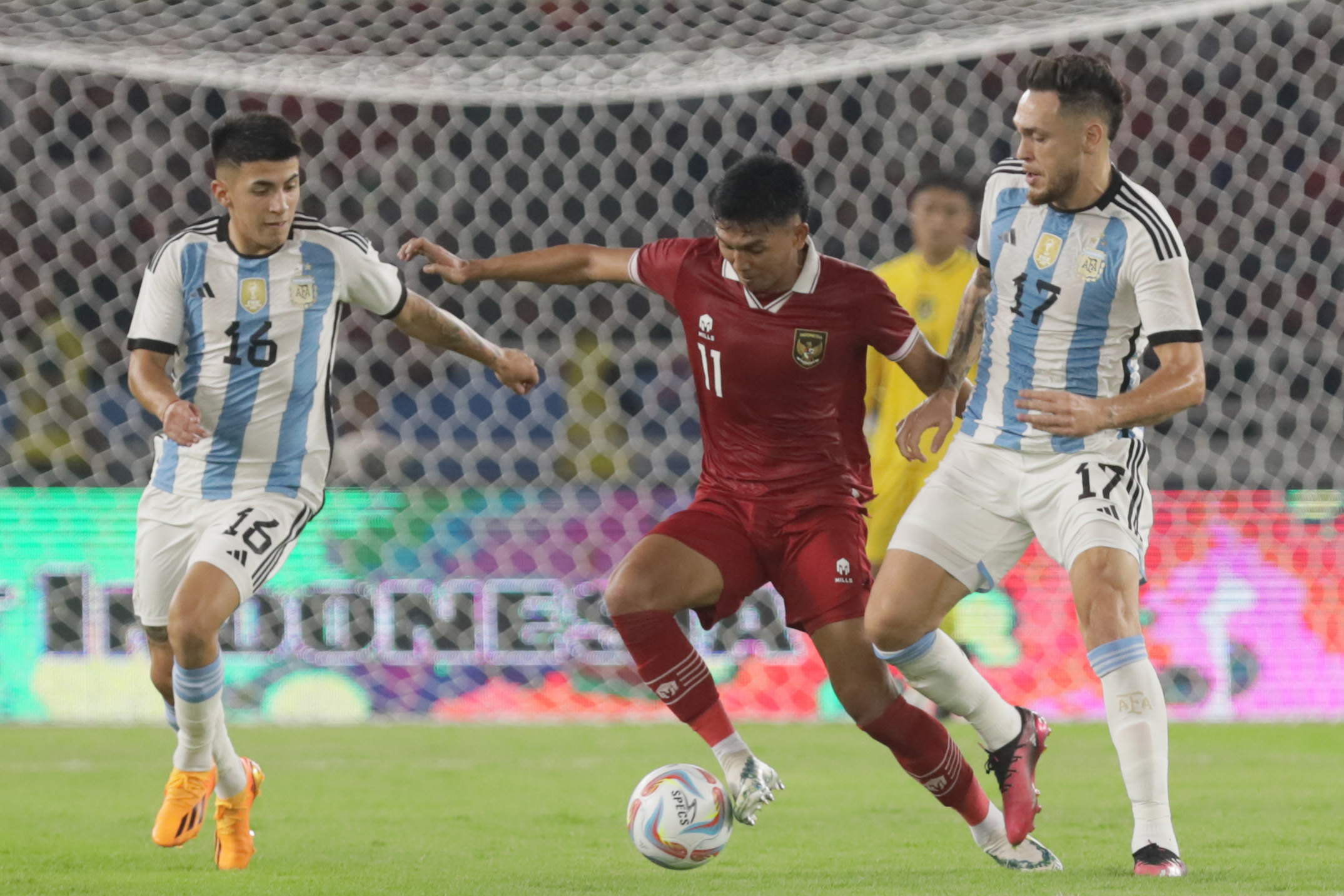 Pemain Timnas Indonesia Dendy Sulistyawan berusaha melewati hadangan pemain timnas Argentina Thiago Ezequiel Almad (kiri)