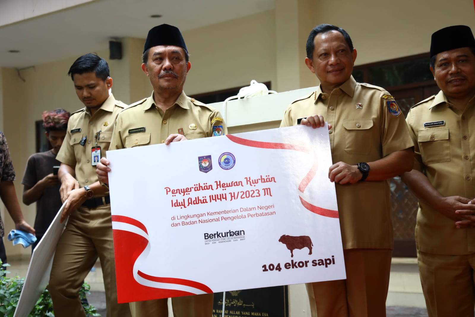 Jelang Idul Adha, Mendagri Serahkan Hewan Kurban Komponen Kemendagri dan BNPP