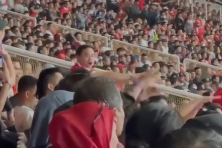 Stadion Utama Gelora Bung Karno, Senayan, Jakarta dipenuhi penonton saat laga Indonesia kontra Argentina, Senin (19/6).