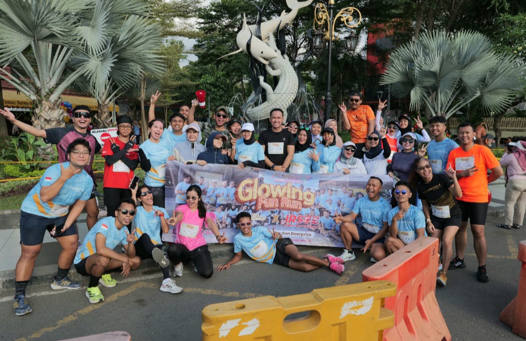 Warga Surabaya mengikuti lari bersama JGlow