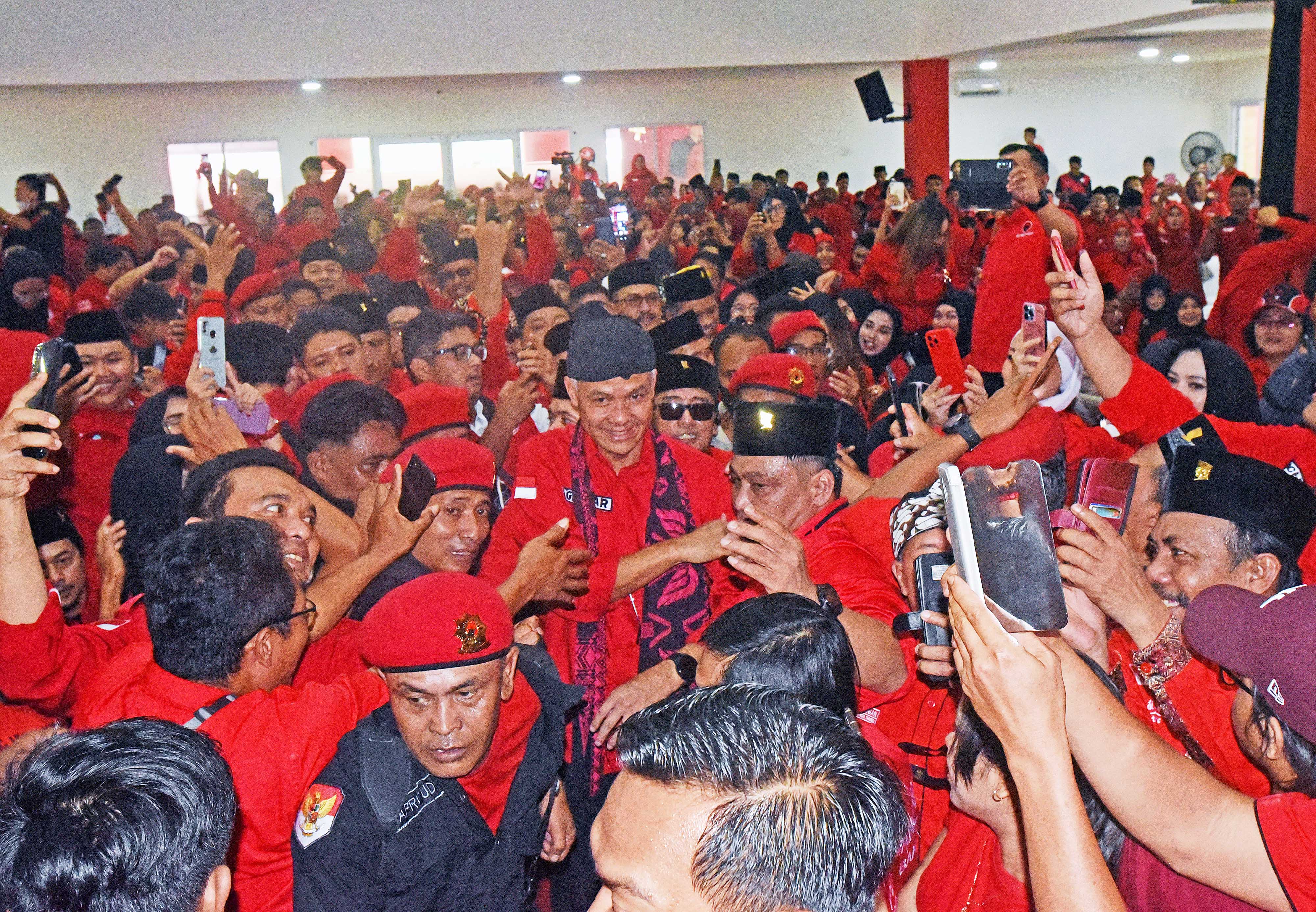 Ganjar Minta Relawan Jaring Swing Voters dan Generasi Z