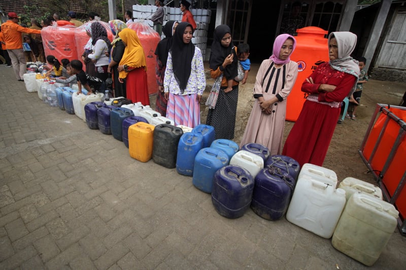 Kawasan kesulitan air bersih semakin meluas, dari enam kabupaten dan kota kini mencapai 12 kawasan.