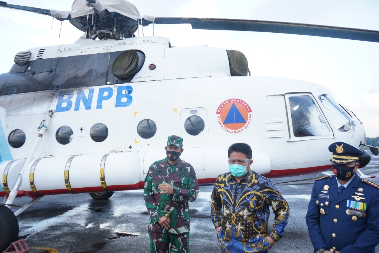 Ilustrasi helikopter pengebom air.