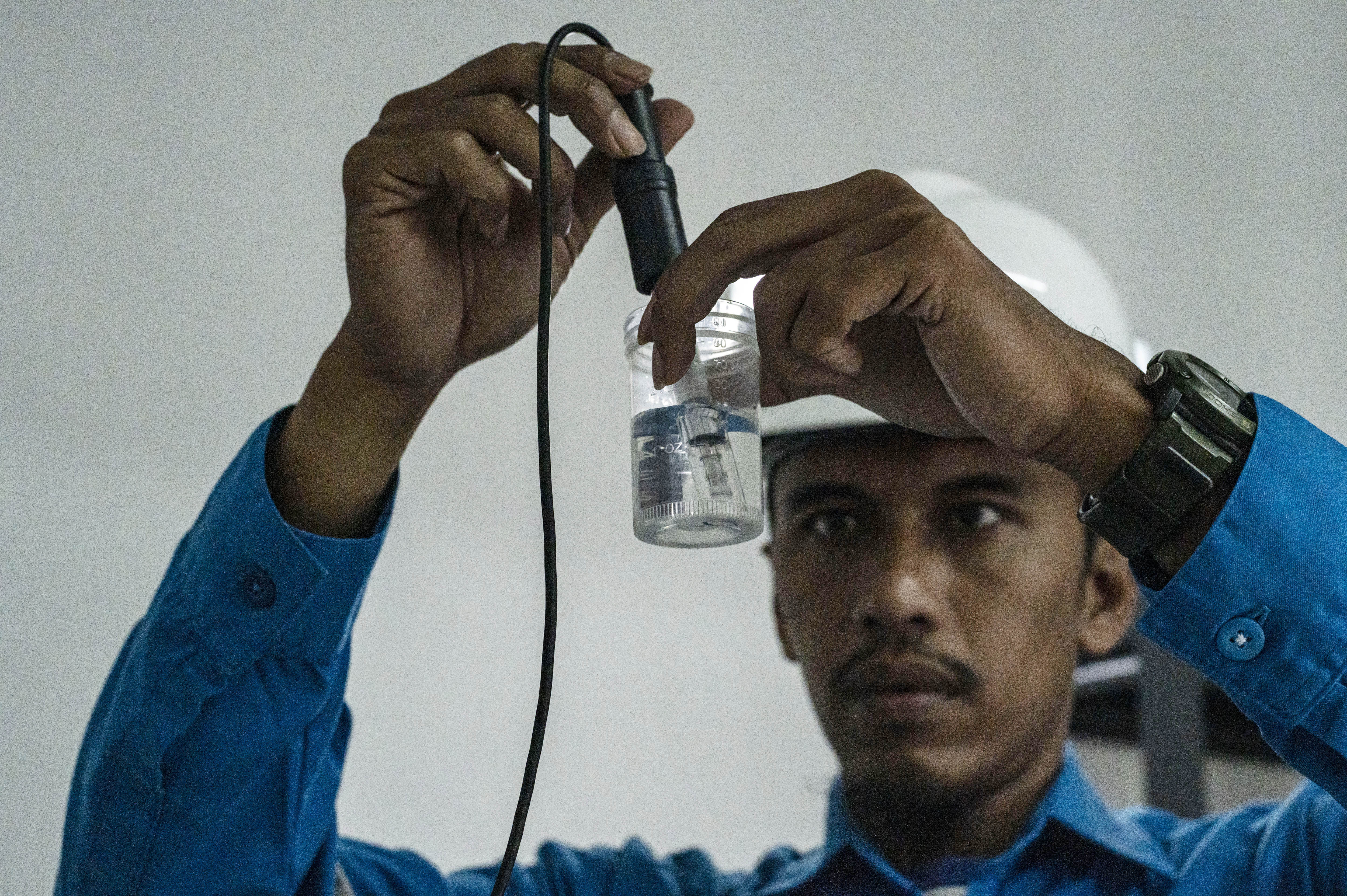 Petugas PAM Jaya memeriksa Total Dissolved Solids (TDS) di Instalasi Pengolahan Air (IPA) Mookervat, Daan Mogot, Jakarta, Senin (22/8/2022).