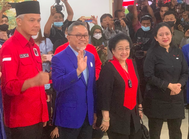 Capres Ganjar Pranowo (kiri), Ketum PAN Zulkifli Hasan (tengah), Ketum PDIP Megawati Soekarnoputri, Ketua DPP PDIP Puan Maharani (kanan).