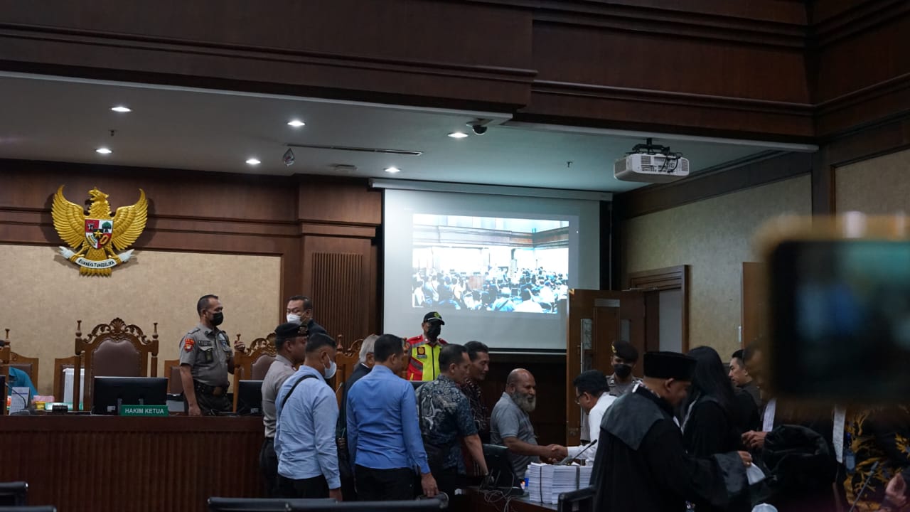 Gubernur Papua nonaktif Lukas Enembe mengikuti sidang lanjutan di Pengadilan Tipikor, Kamis, (22/6).