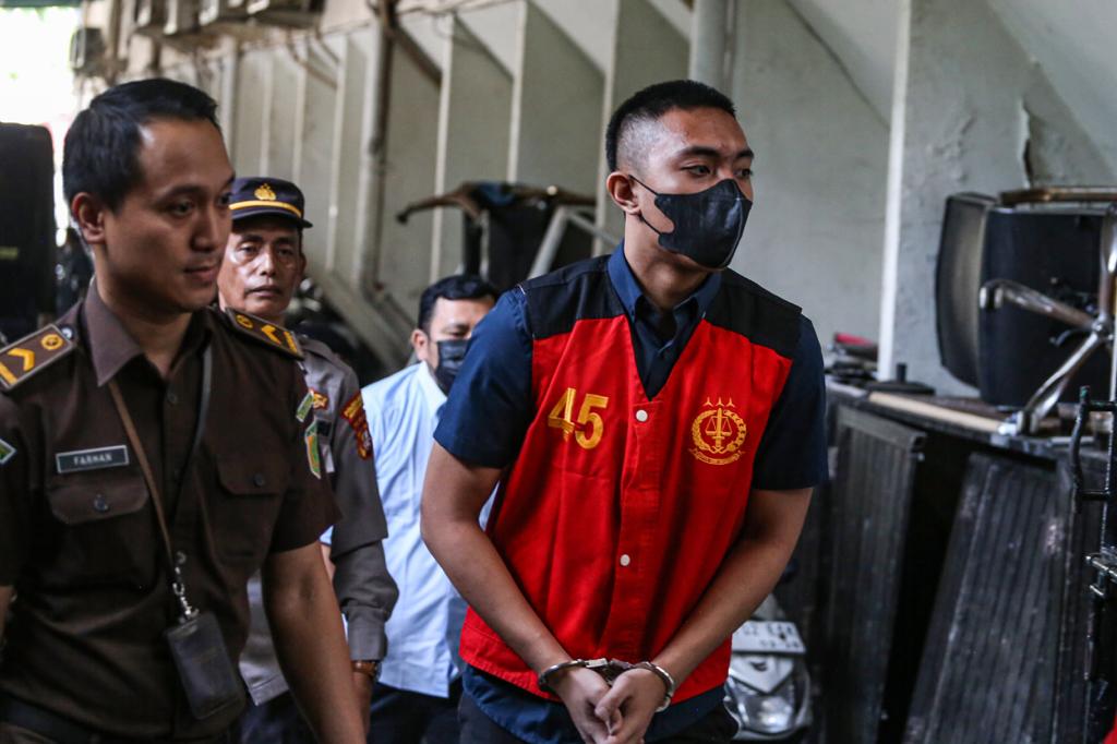 Terdakwa kasus penganiayaan berat, Mario Dandy Satrio berjalan ke ruang sidang di Pengadilan Negeri Jakarta Selatan