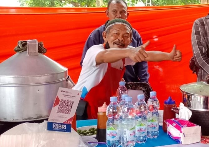 Edi Soid berpose di gerainya di Panen Hadiah Simpedes yang digelar di Usman Harun Sport Center, Jakarta Selatan.
