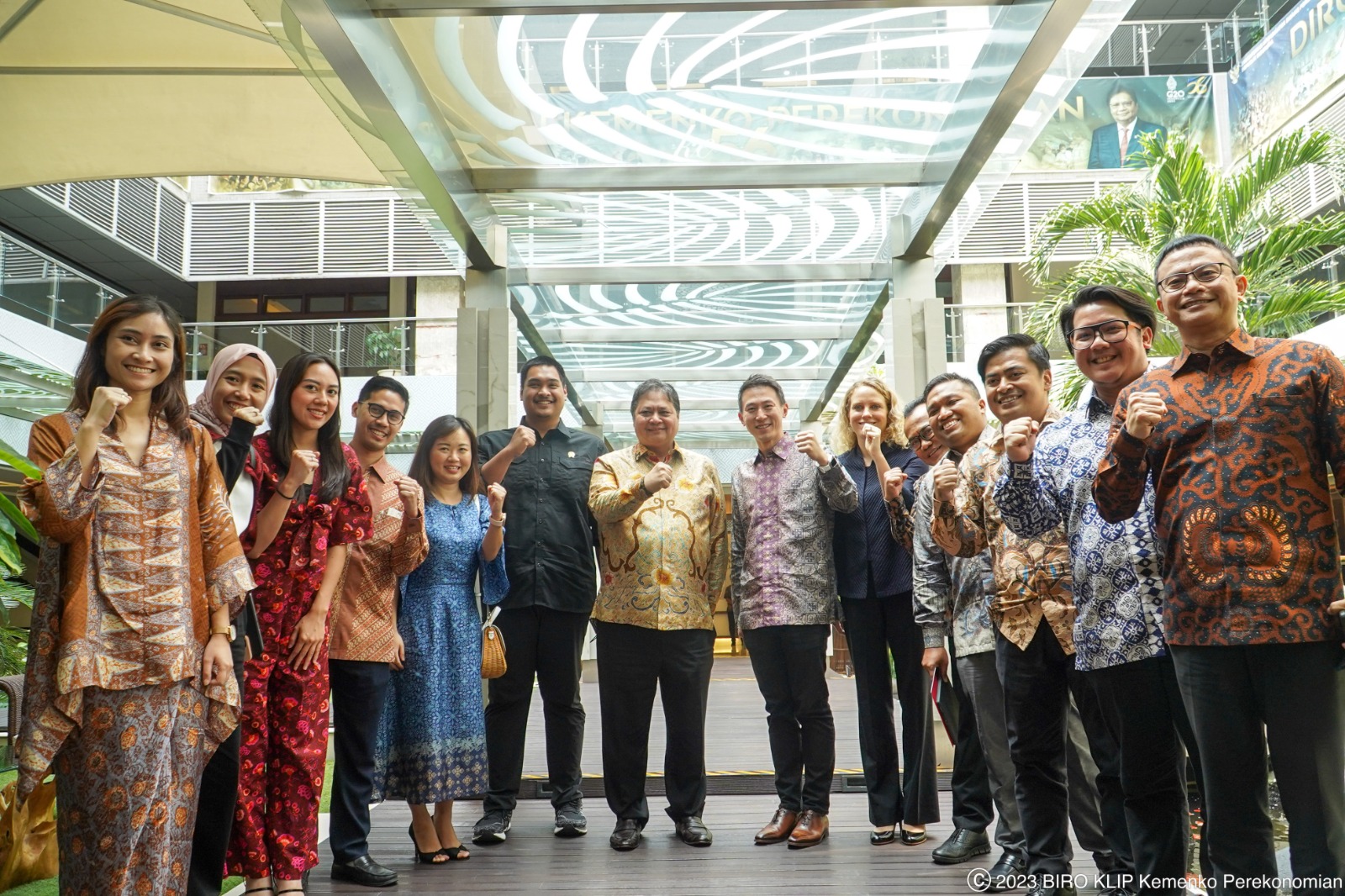 Menteri Koordinator Bidang Perekonomian Airlangga Hartarto berfoto bersama dengan CEO TikTok Shou Zi Chew, di Jakarta, Rabu (14/6).