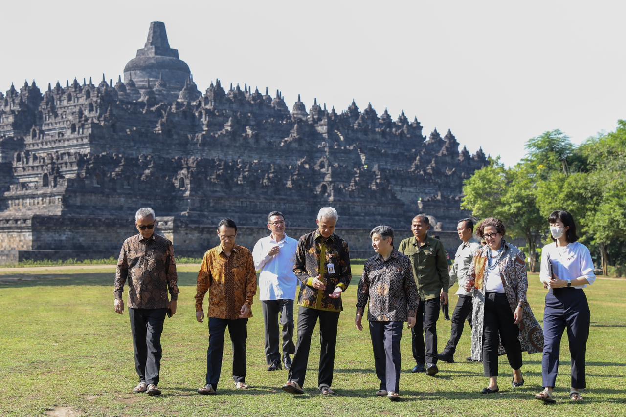 Gubernur Jawa Tengah Ganjar Pranowo mendampingi Kaisar Naruhito di Candi Borobudur