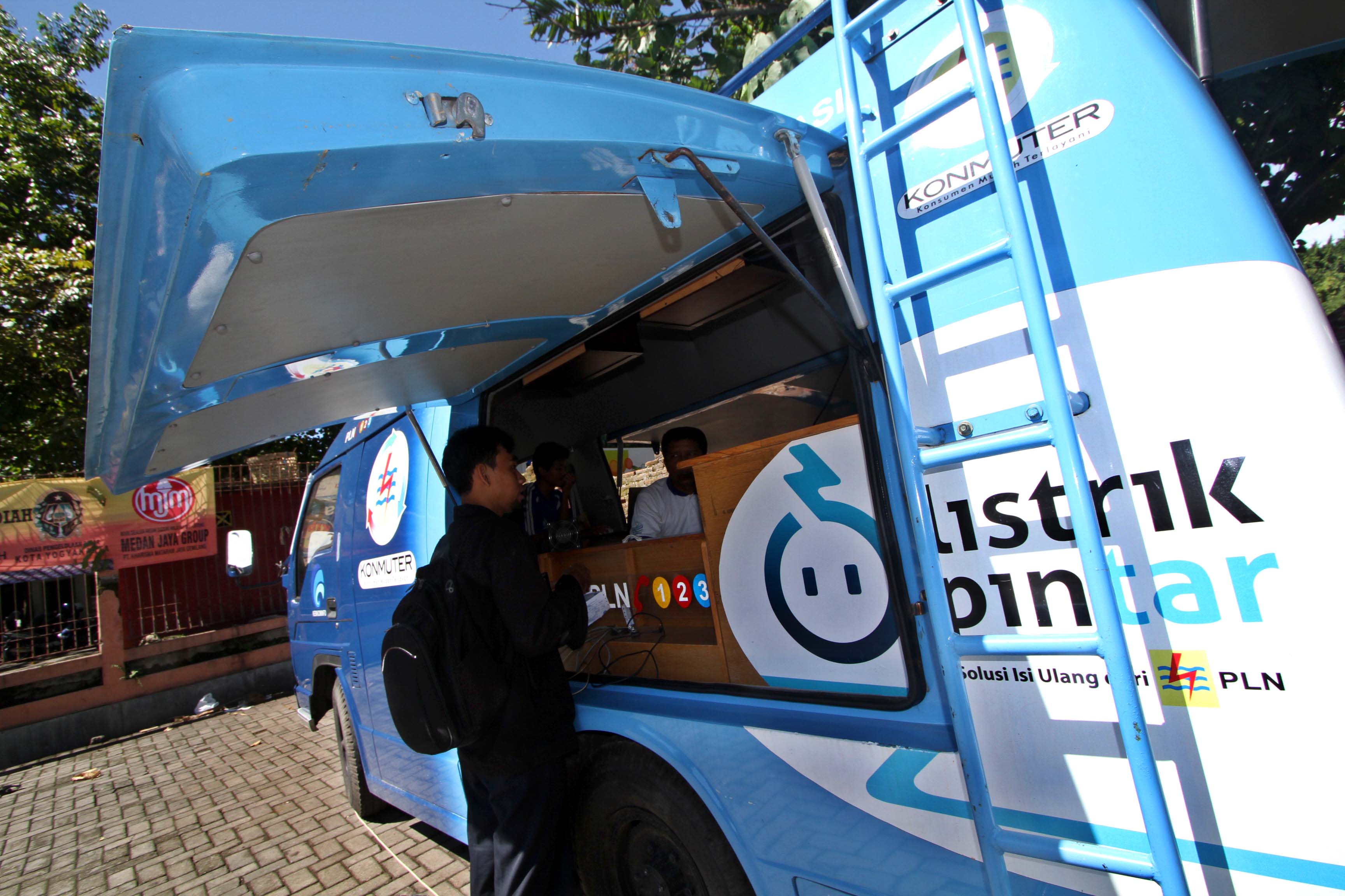 Petugas melayani pelanggan membayar listrik melalui mobil layanan pembayaran listrik keliling. PLN berkewajiban melindungi data pelanggan.