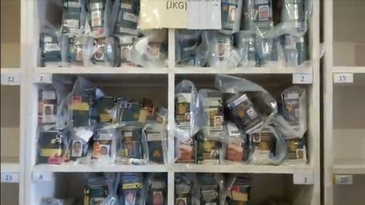 Paspor-paspor jemaah haji dikumpulkan dan disortir di tempat penyimpanan milik muasassah, di Madinah.