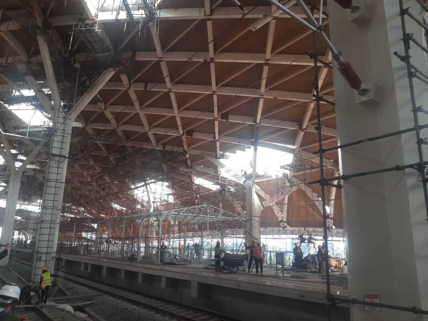 PT Kereta Cepat Indonesia China (KCIC) menyatakan pembangunan Stasiun KCJB Halim sudah mencapai 92%, Rabu (14/6).