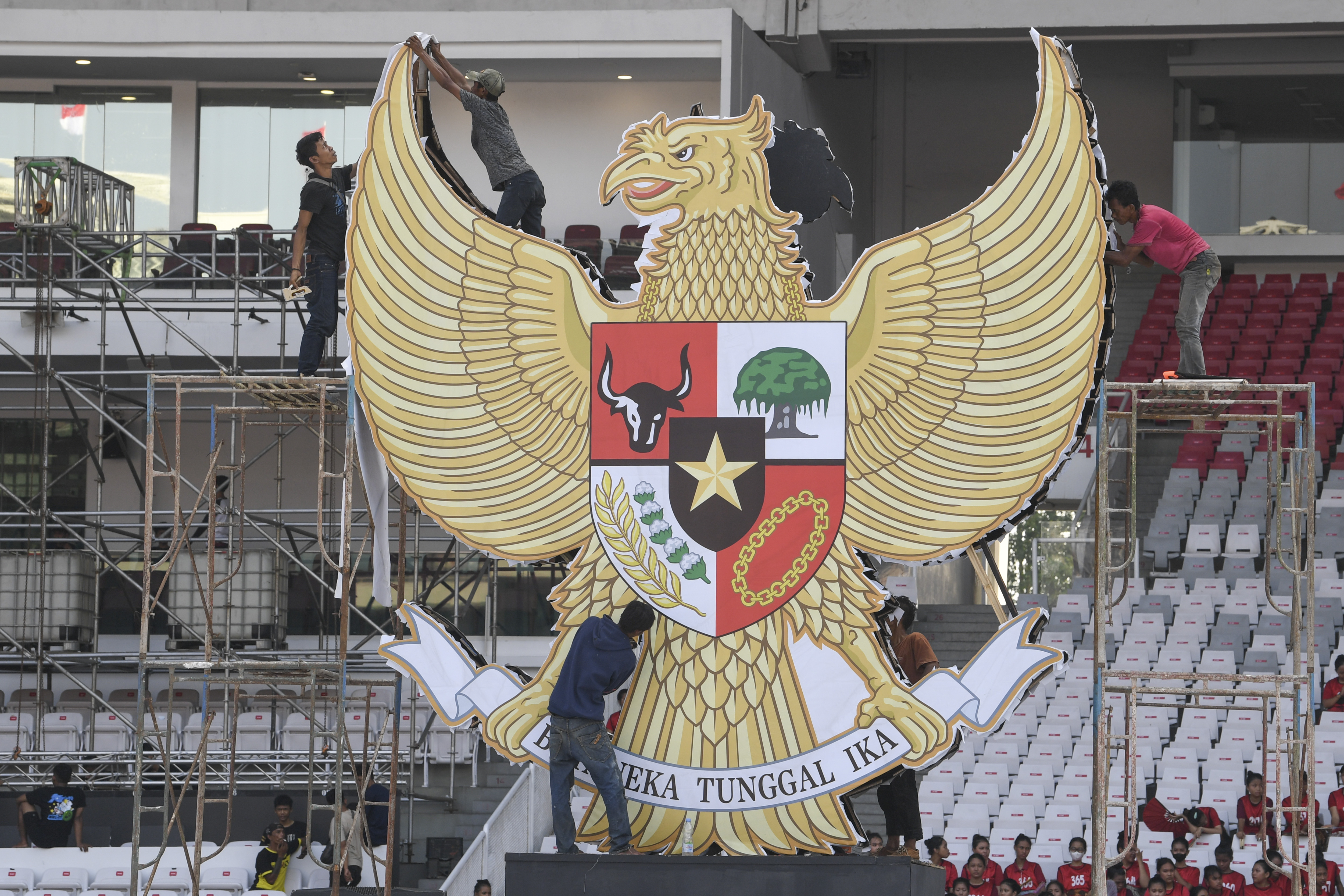 Pekerja menyelesaikan pembuatan ornamen Garuda Pancasila saat gladi kotor peringatan Bulan Bung Karno (BBK) 2023.