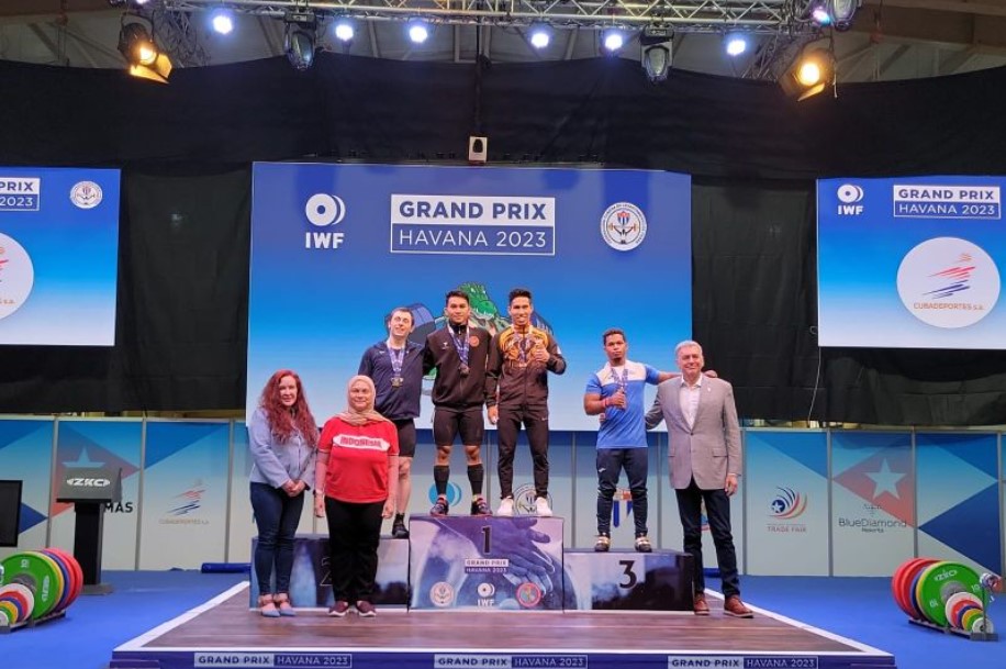 Ricko Saputra (tengah) meraih dua medali emas saat turun di kelas 61 kg Grup A Grand Prix IWF 2023 edisi pertama, Minggu (11/6) 