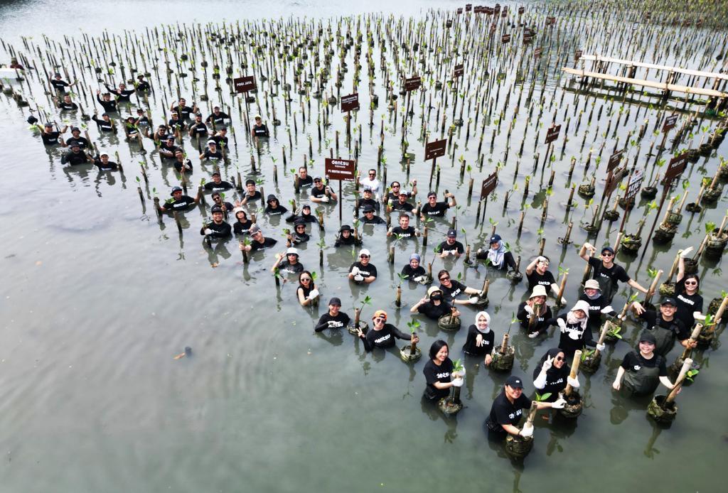Perusahaan dentsu Indonesia kembali menggelar 'One Day for Change' dengan menanam pohon mangrove di Angke Kapuk, Jakarta Utara.