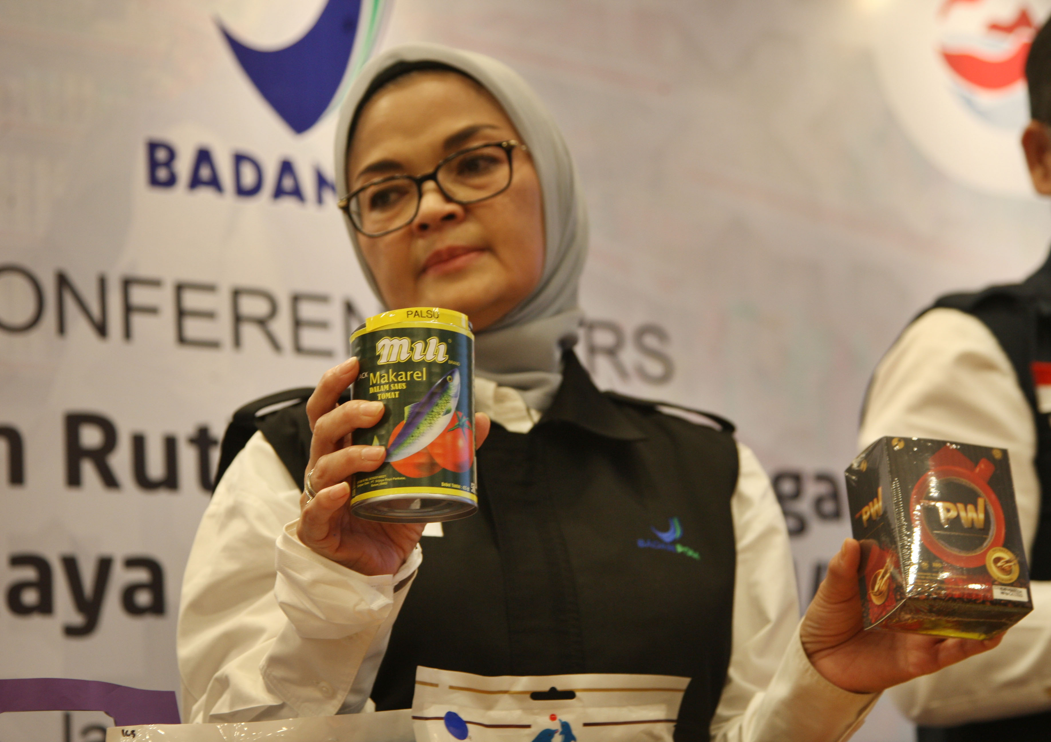 Kepala BPOM Penny Lukito saat menunjukkan makanan ilegal