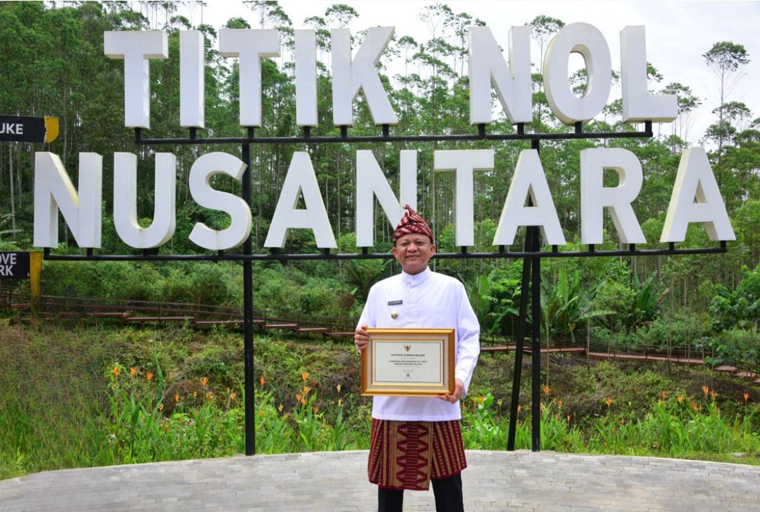  Bupati OKU Timur Lanosin memamerkan penghargaan yang diterima di Titik Nol Nusantara.