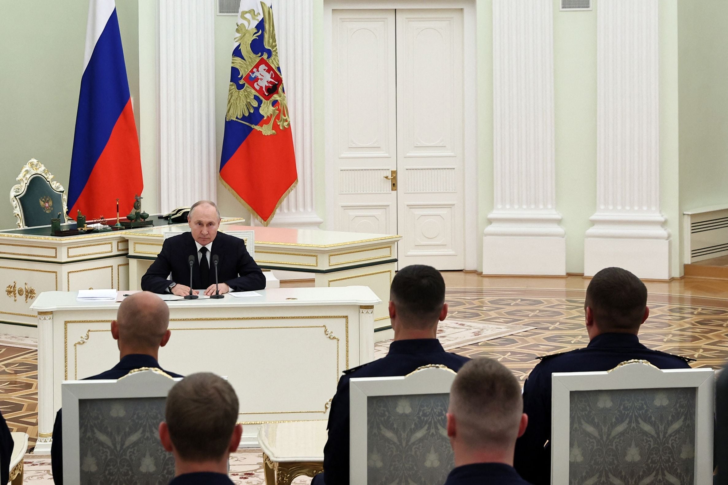 Presiden Rusia Vladimir Putin menghadiri rapat kabinet di Kremlin.
