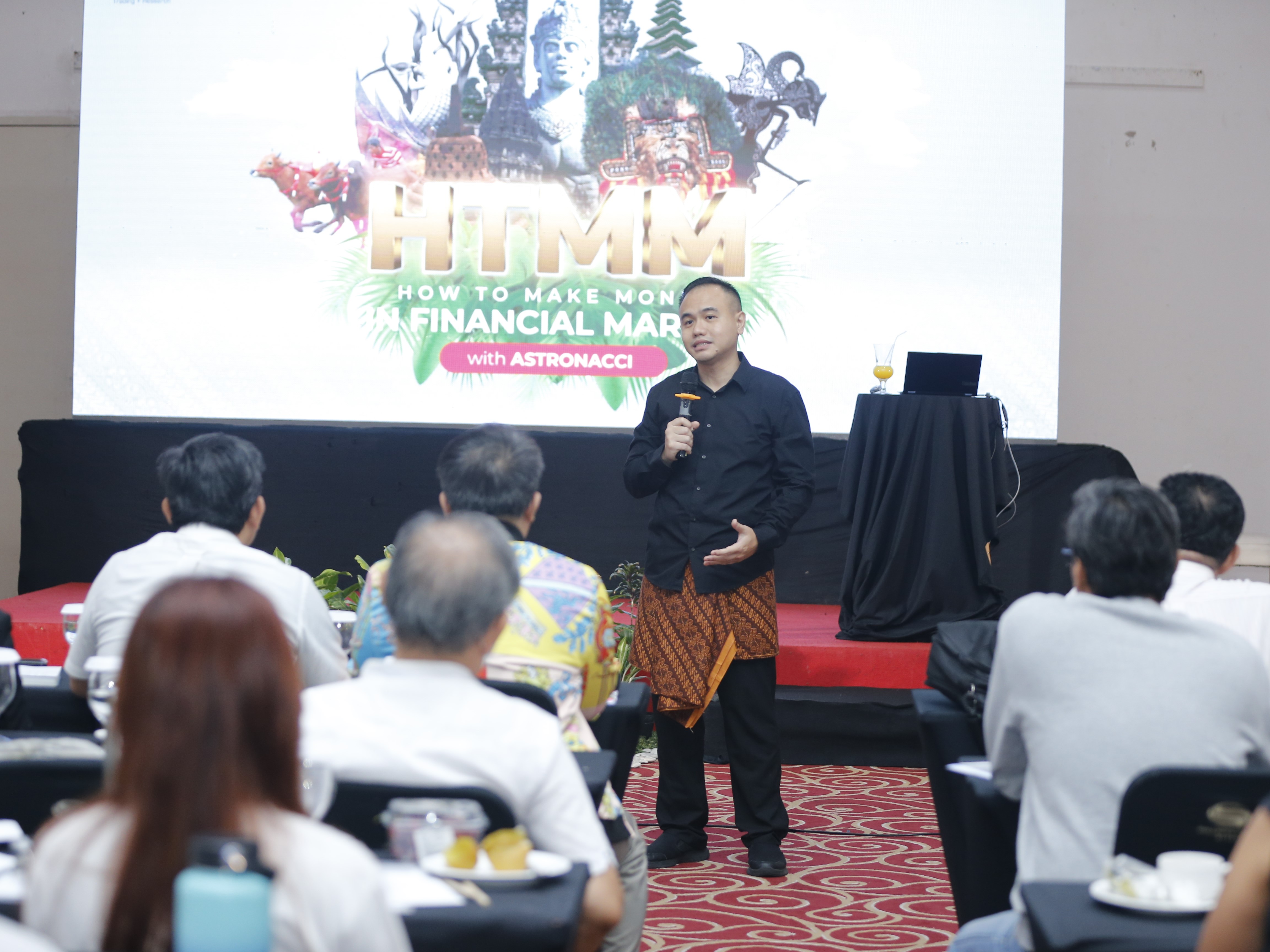 Gema Goeyardi saat menyampaikan materi penting bagi seorang trader di HTMM, Surabaya, Sabtu (17/6).