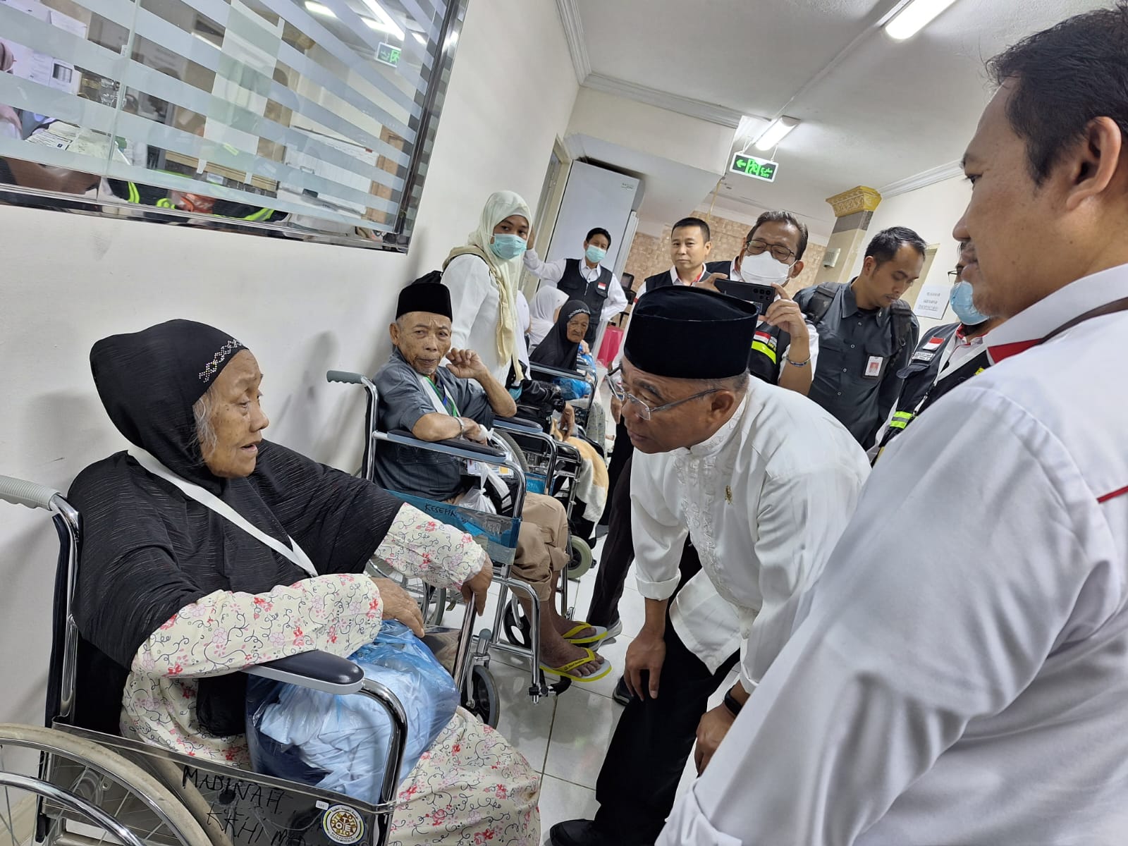 Menko PMK Muhadjir Effendy menjenguk jemaah haji yang dirawat di Klinik Kesehatan Haji Indonesia.
