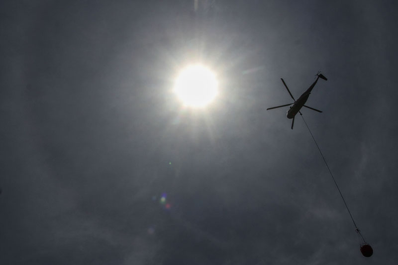 Setelah ditetapkan status darurat siaga karhutla, Kalimantan Selatan meminta bantuan delapan helikopter untuk water bombing ke BNPB.