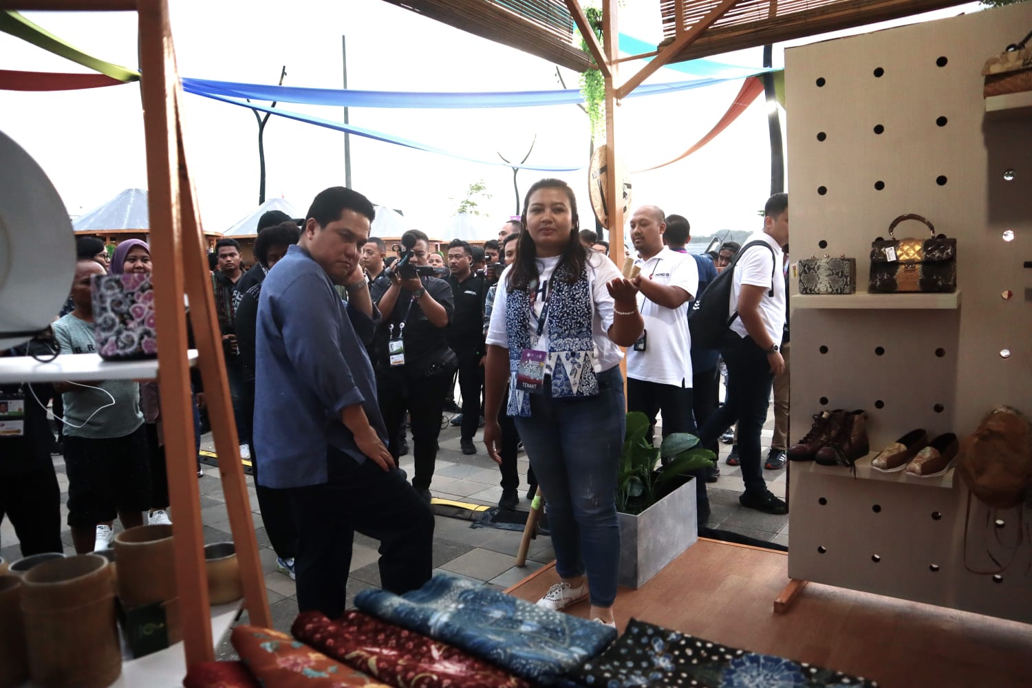Menteri BUMN Erick Thohir mengunjungi gerai Ula Leather di Labuan Bajo, Nusa Tenggara Timur. 