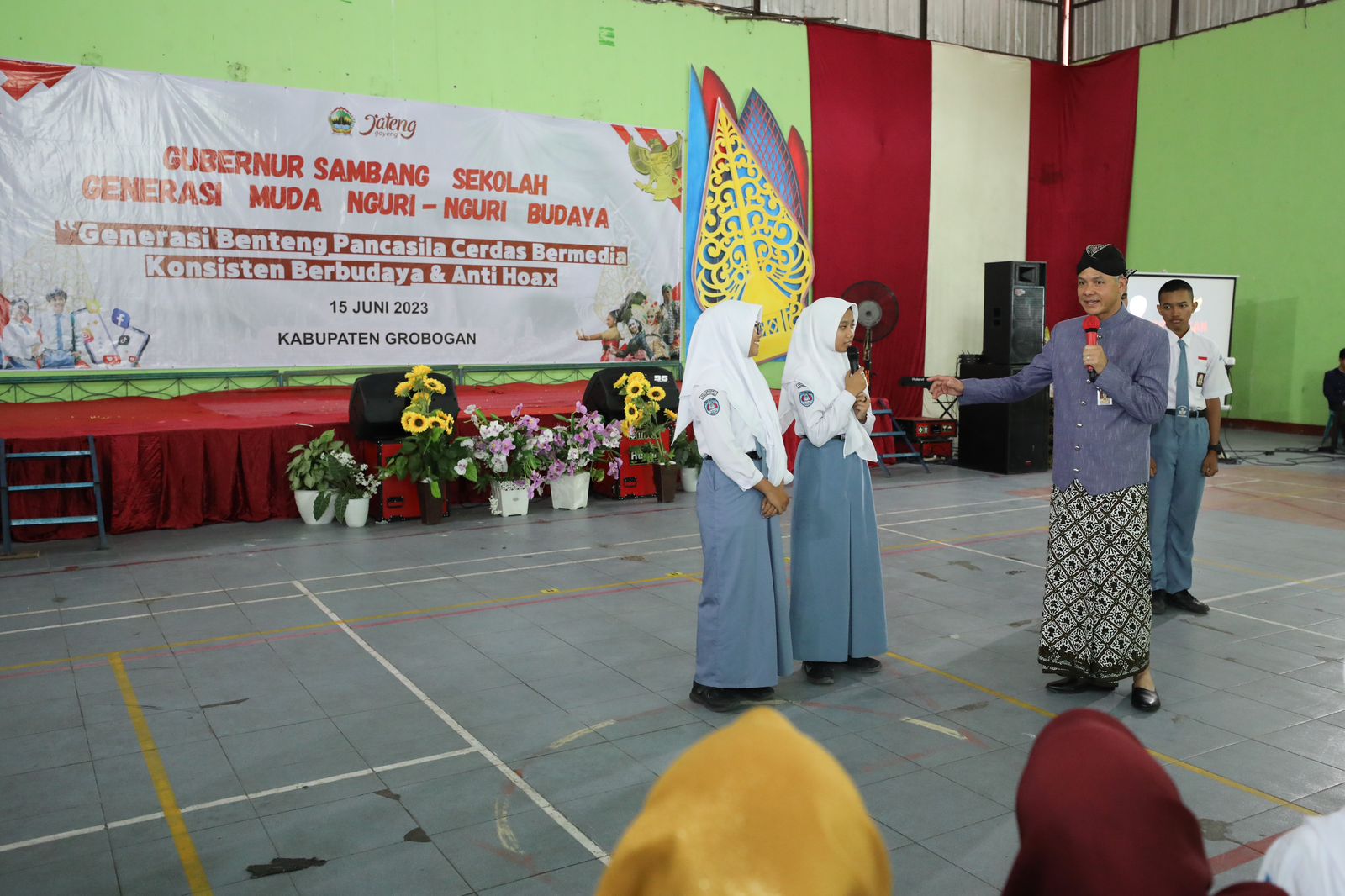 Gubernur Jateng Ganjar Pranowo mengisi kegiatan 'Gubernur Sambang Sekolah' di SMA 1 Negeri Kradenan, Grobogan, Jateng, Kamis (15/6).