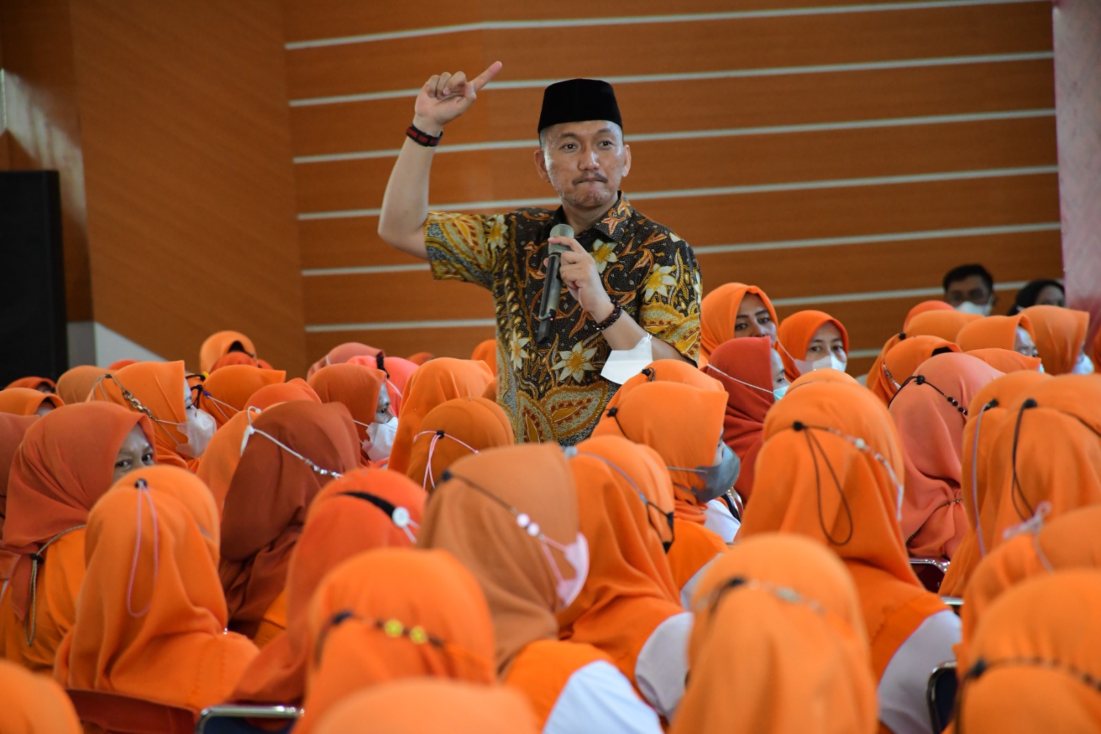 Kepala. BKPSDM Kota Palopo, Farid Kasim Judas melakukan diskusi bersama warga