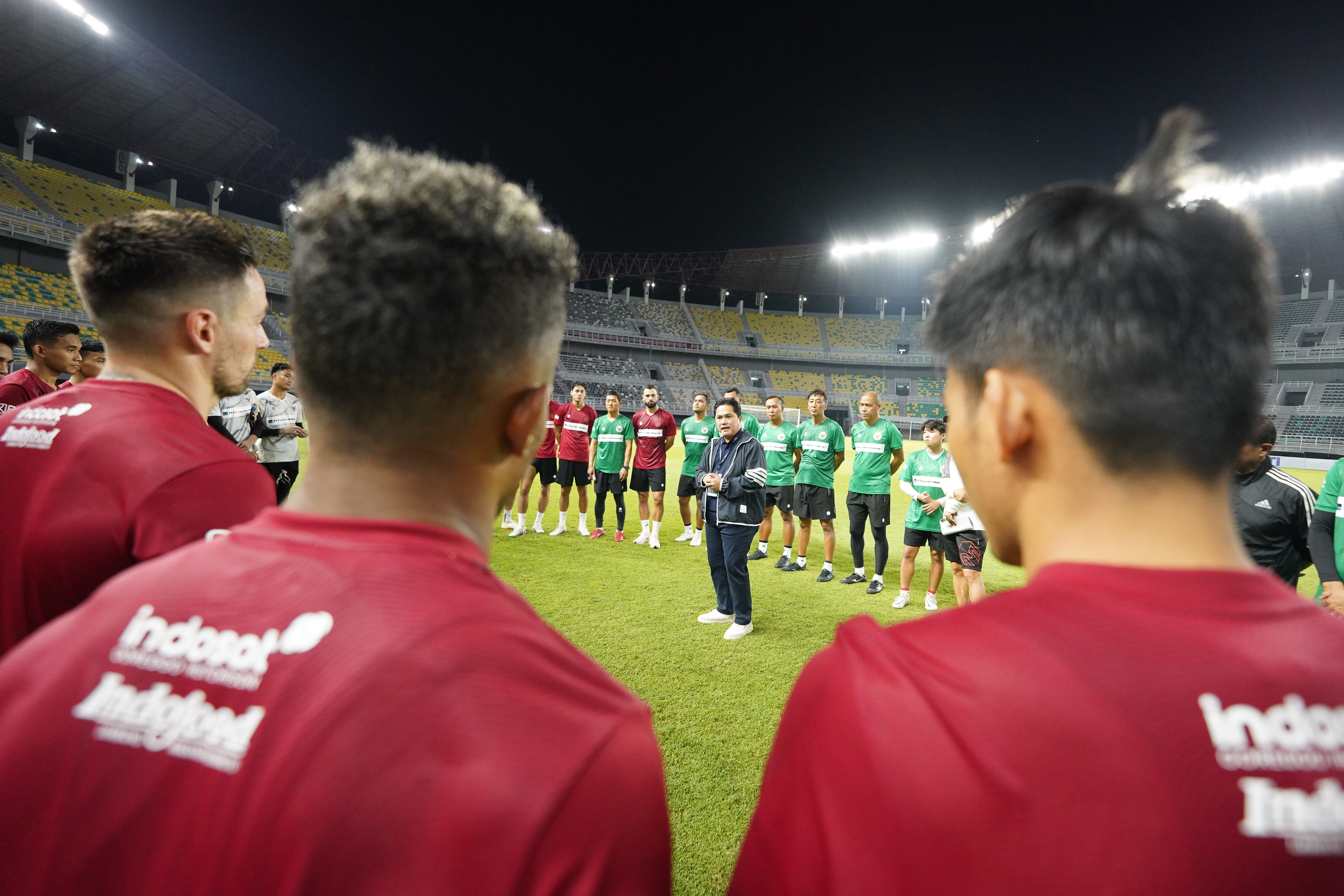 Ketua Umum PSSI Erick Thohir memberikan motivasi kepada pemain timnas Indonesia.