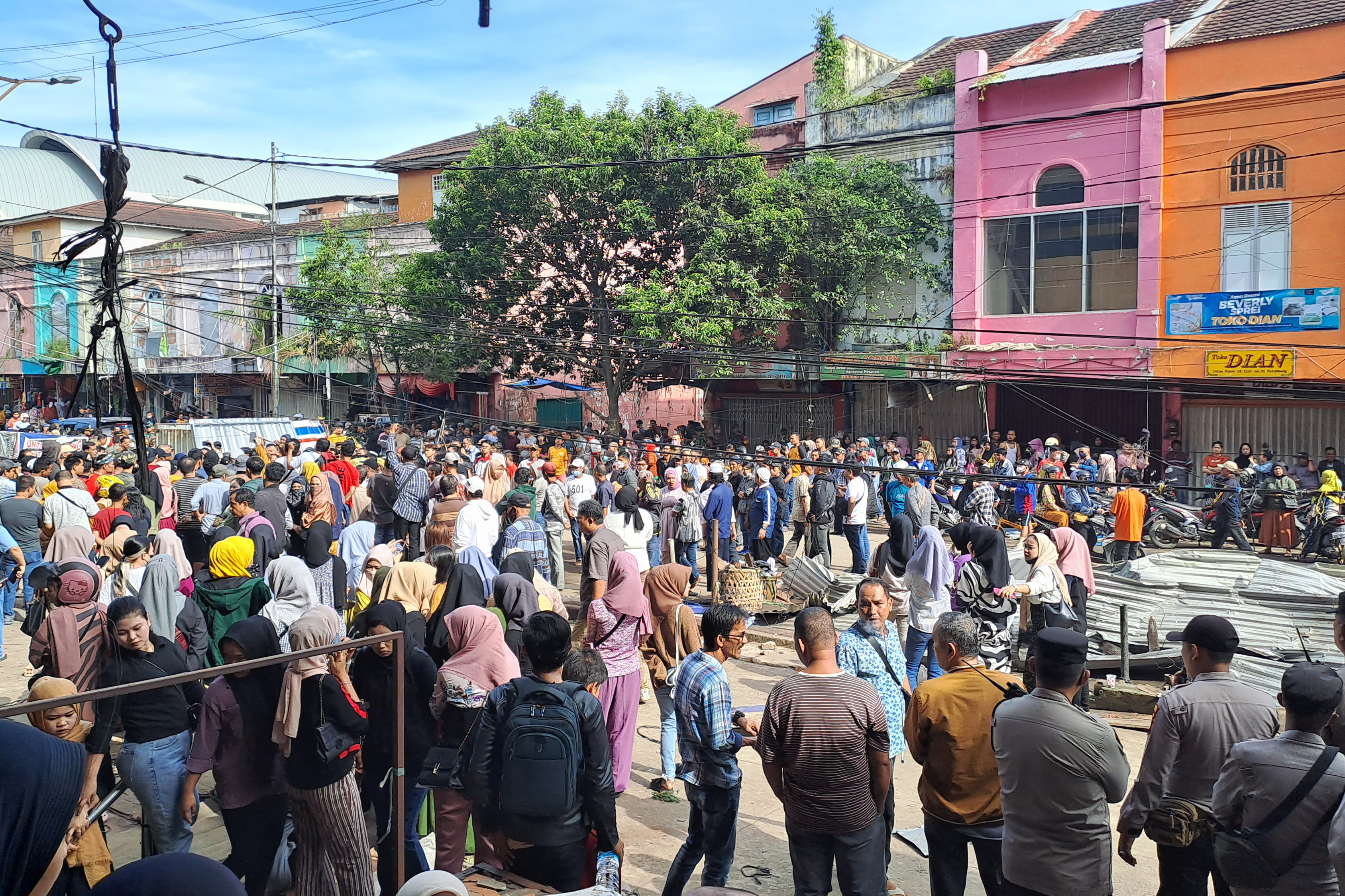 Ratusan pedagang kaki lima di Pasar 16 Ilir Palembang berunjuk rasa di area pintu masuk pasar menolak penggusuran dan revitalisasi pasar.
