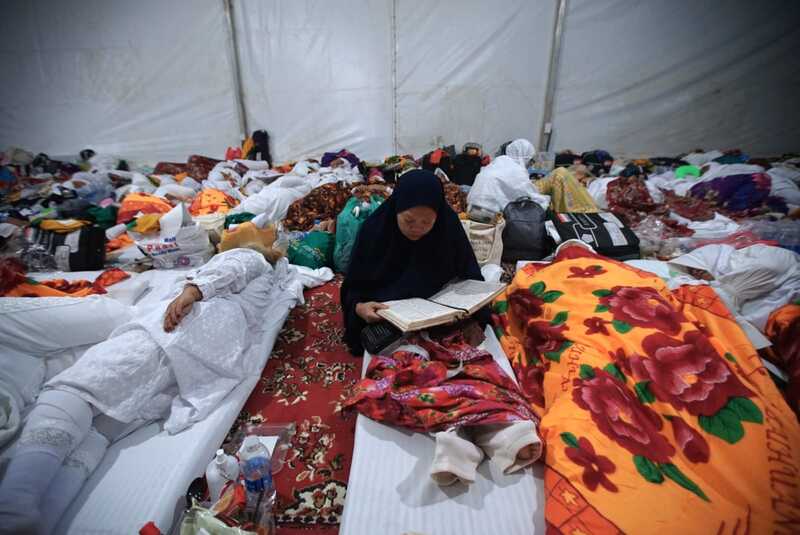 Jemaah haji Indonesia beristirahat di tenda-tenda di Arafah dan Mina.