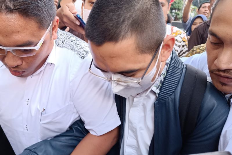 Mantan Komisaris BUMN Dadan Tri Yudianto (berjaket hitam) berjalan keluar usai menjalani pemeriksaan sebagai tersangka.